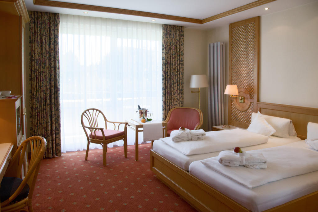 Thermenhotel Quellenhof Бад-Фюссінг Номер фото
